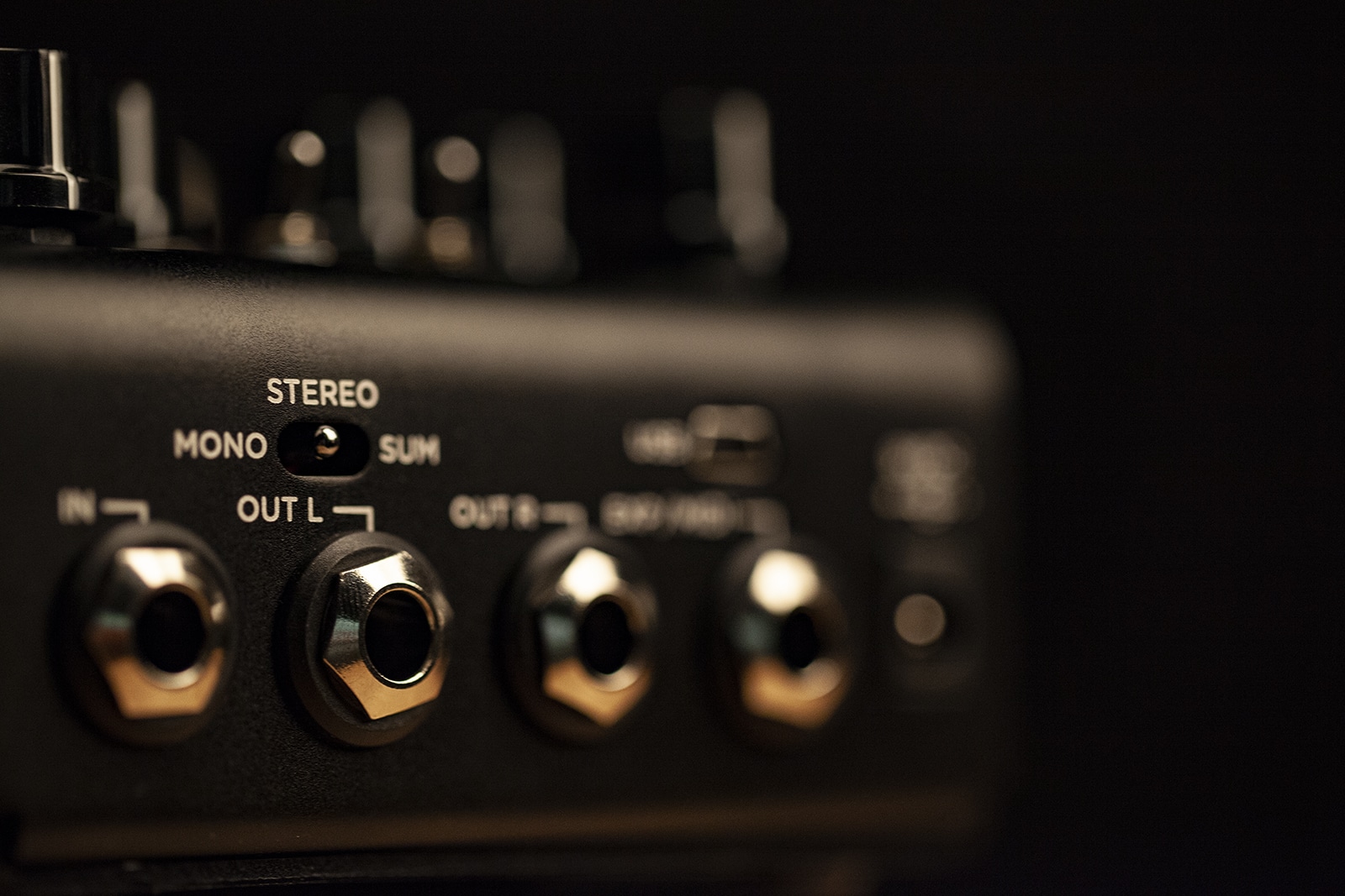 Close up shot of Strymon Iridium's stereo routing toggle switch.